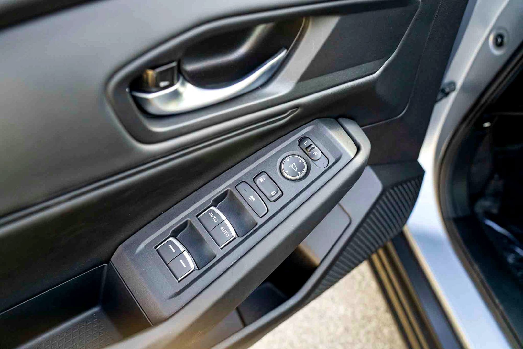 Used 2025 Silver Metallic Honda SE image 26