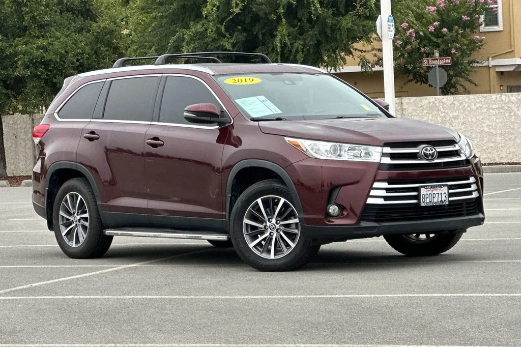 Used 2019 Ooh La La Rouge Mica Toyota XLE image 2