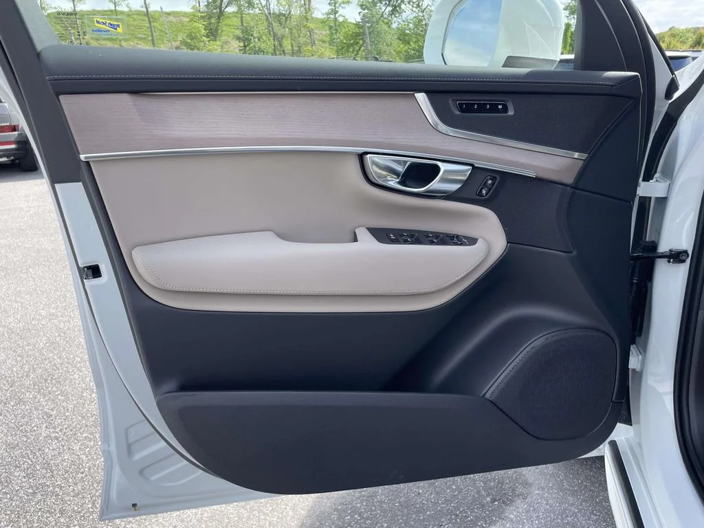 New 2026 Crystal White Volvo Plus image 5