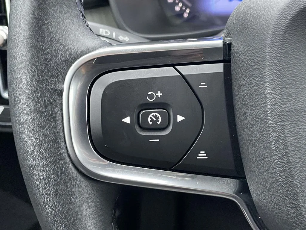 Certified Used 2025 Vapour Grey Volvo Plus image 10