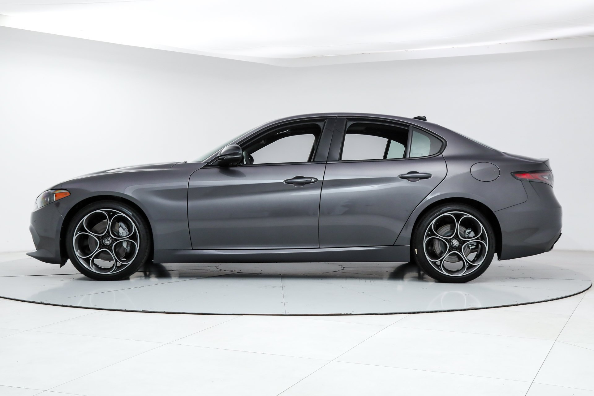New 2025 Vesuvio Gray Metallic Exterior Paint Alfa Romeo  image 2