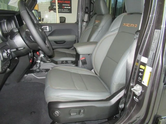 New 2026 Granite Crystal Metallic Clear-Coat Exterior Paint Jeep Mojave X image 22