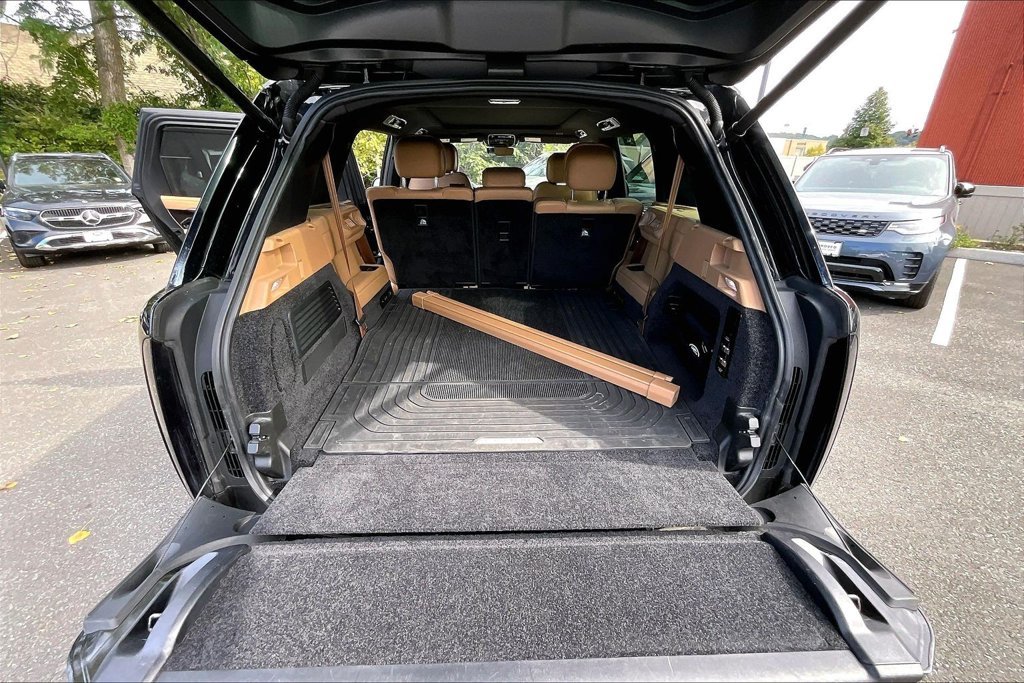 Used 2023 Black Land Rover SE image 29