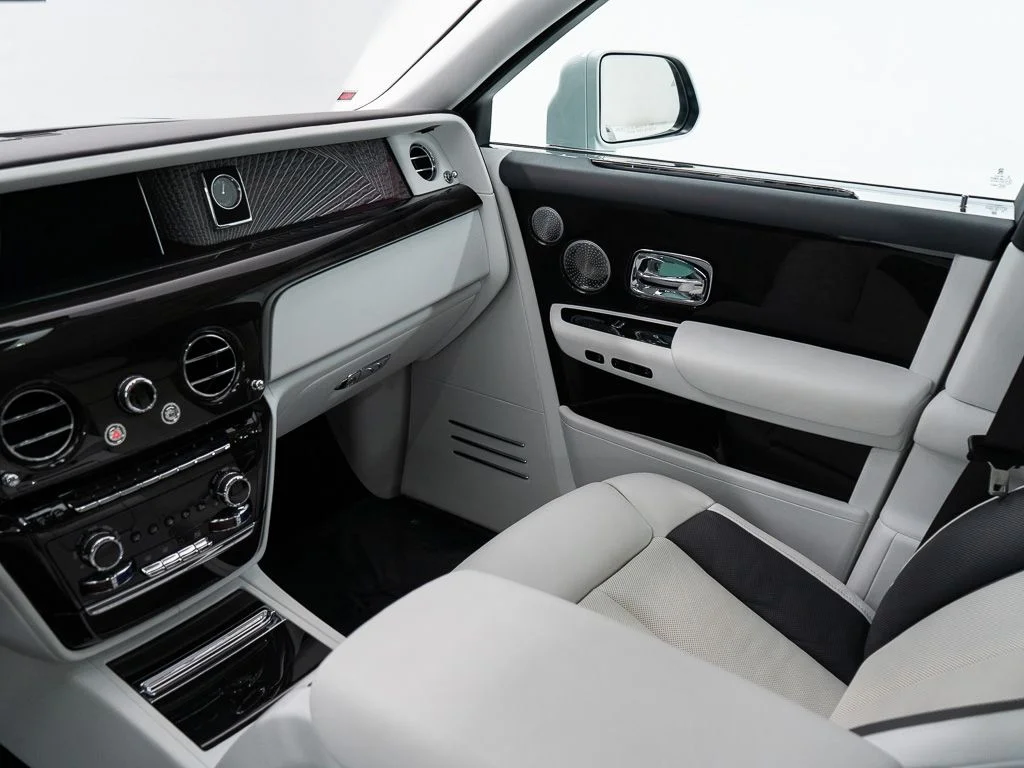 Certified Used 2023 Bespoke Crystal over Arctic White Rolls-Royce  image 36