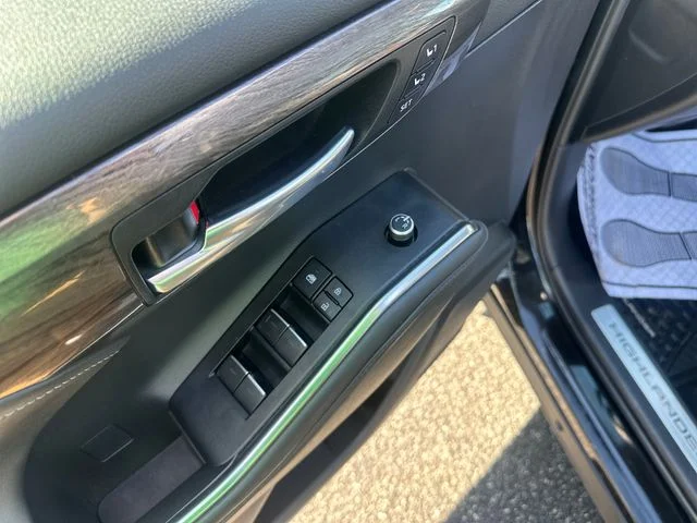 Used 2021 Black Toyota Platinum image 19