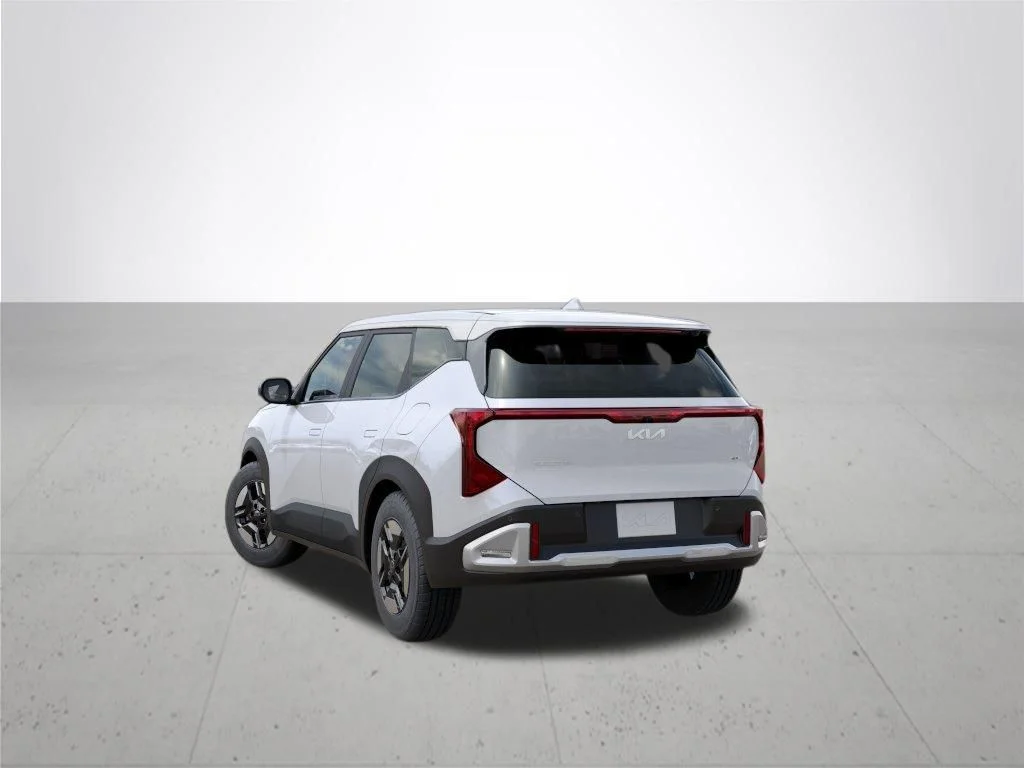 New 2027 Snow White Pearl Kia LX image 4