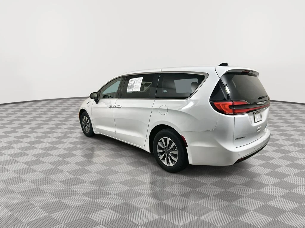 Used 2023 White Chrysler Touring L image 6