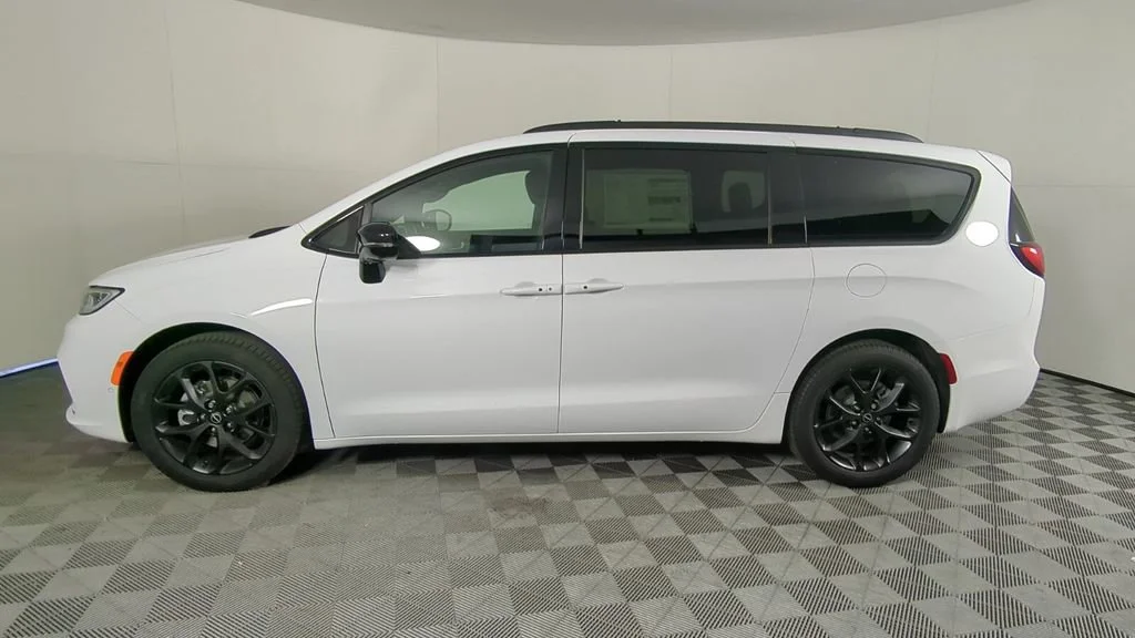 New 2026 Bright White Clear-Coat Exterior Paint Chrysler Select image 8