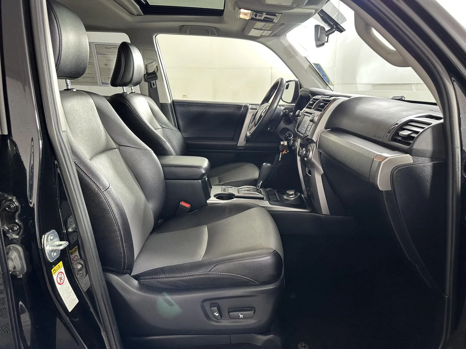 Used 2018 Midnight Black Metallic Toyota SR5 Premium image 30