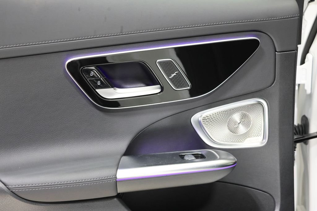 New 2026 MANUFAKTUR Moonlight White Metallic Mercedes-Benz C 300 image 41