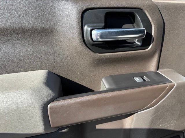 Used 2019 SILVER ICE METALLIC Chevrolet LT image 17