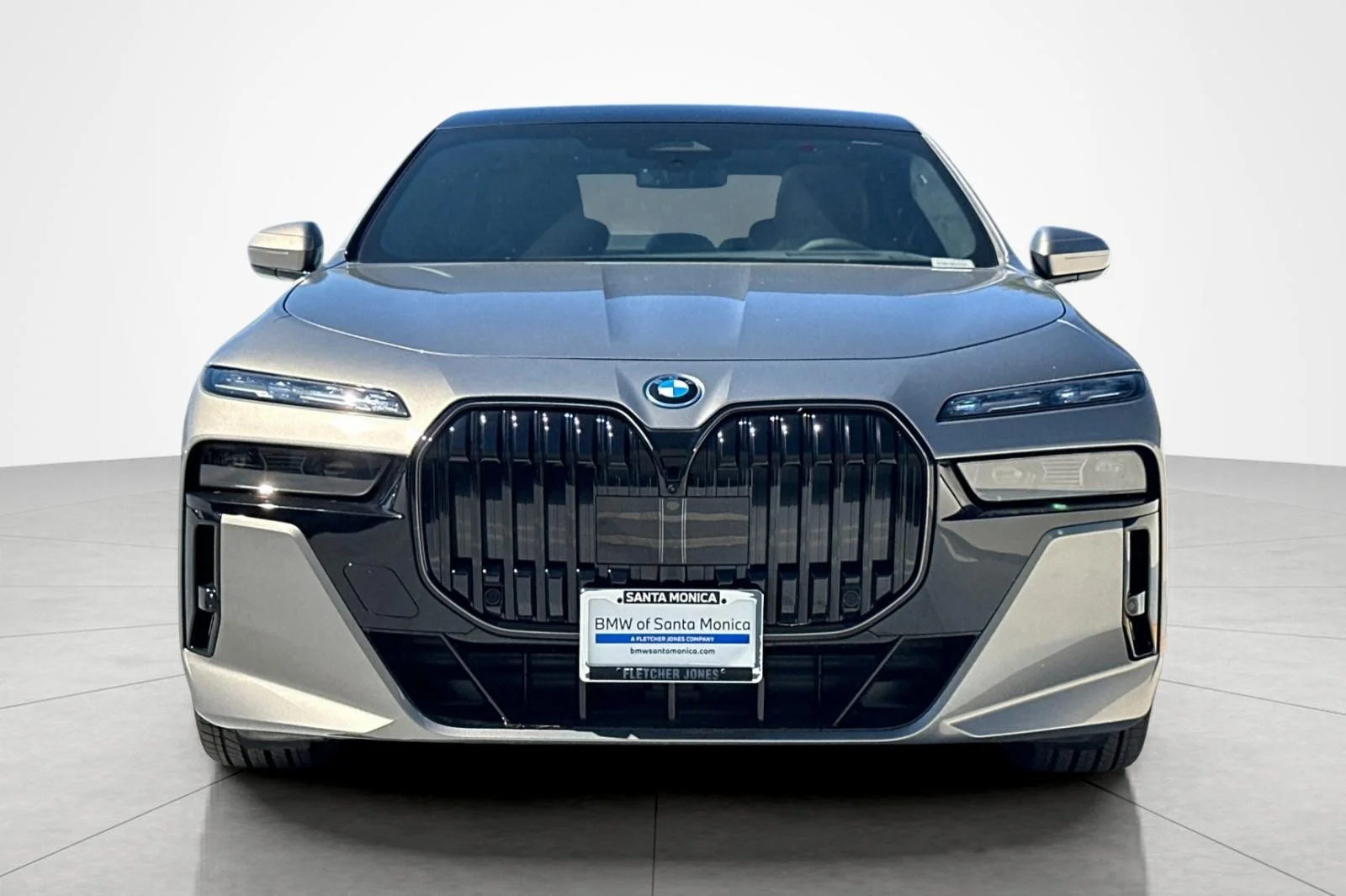 New 2026 Oxide Grey Metallic BMW 750e xDrive image 8