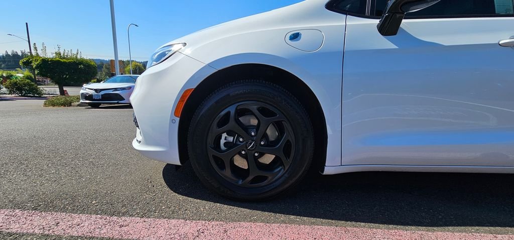 Used 2024 Bright White Clearcoat Chrysler Select S Appearance image 18