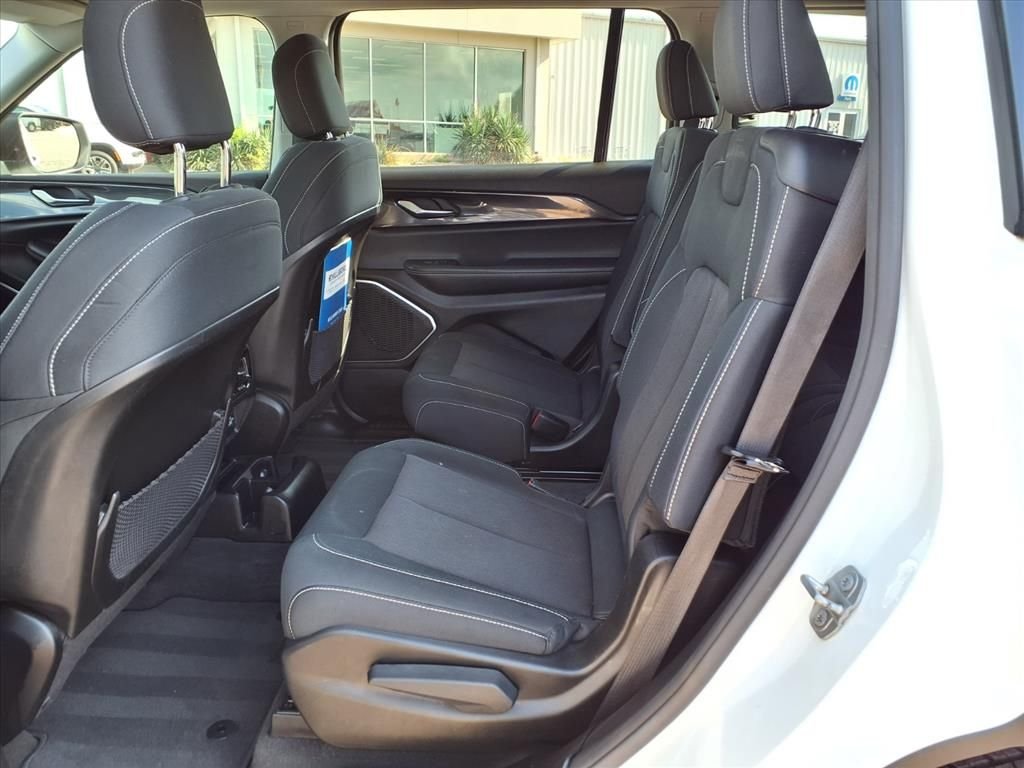 Used 2021 White Jeep Laredo image 11