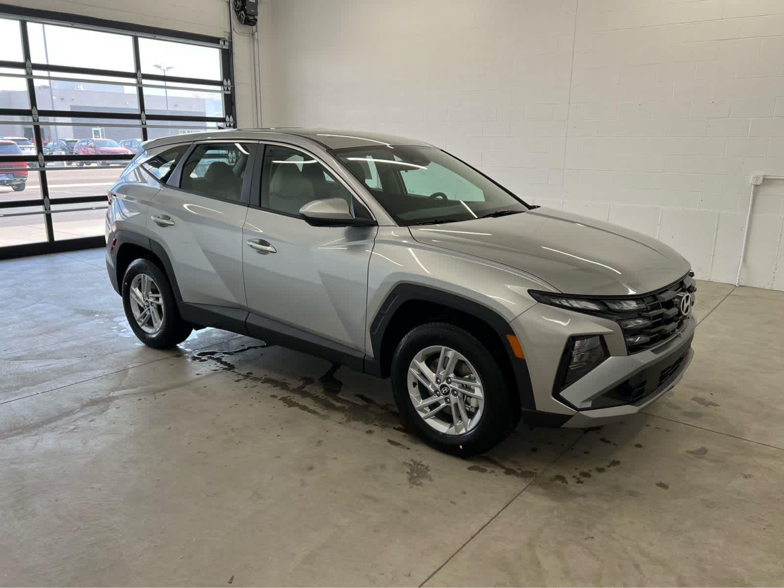 Used 2025 Shimmering Silver Hyundai SE image 5