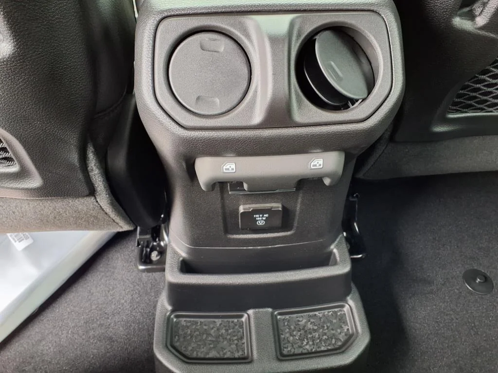 2025 Jeep Wrangler 4-Door Sahara - Photo 9