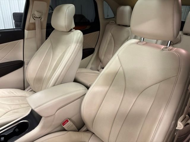 Used 2016 White Lincoln Reserve image 7