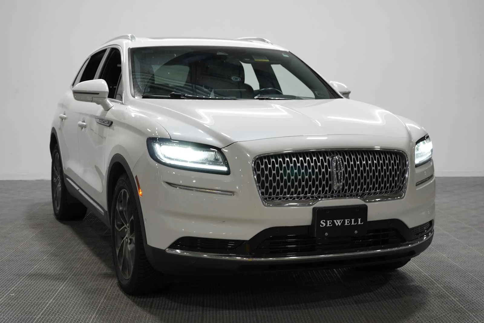 Used 2023 Pristine White Metallic Tri-Coat Lincoln Reserve image 3