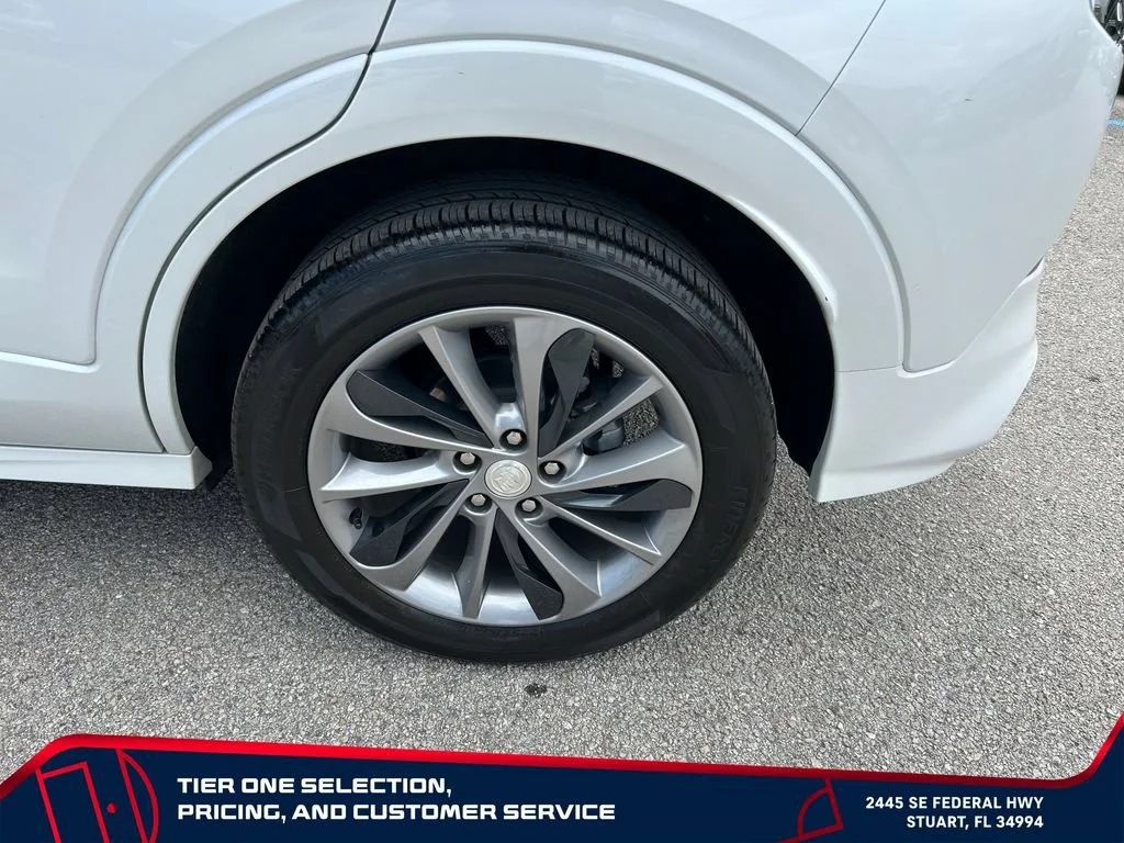 Used 2023 White Frost Tricoat Buick Select image 9