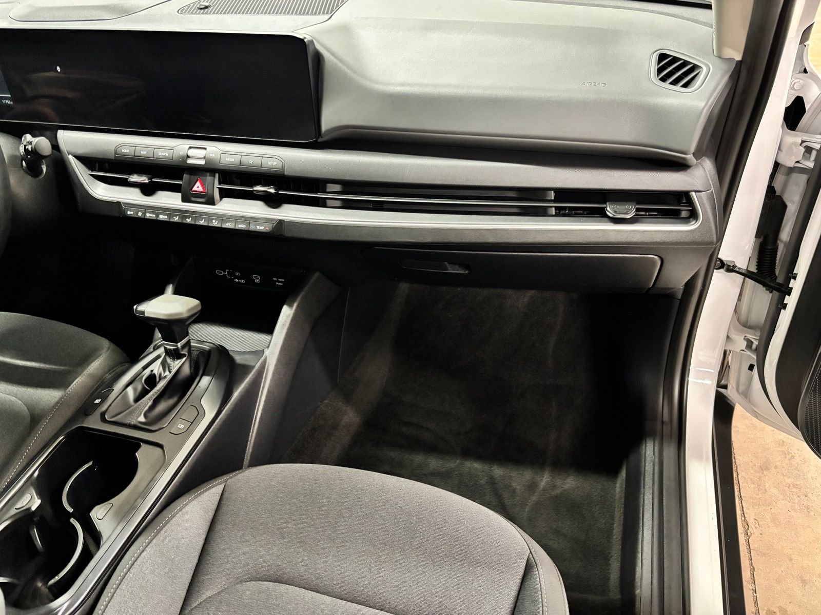 Used 2025 White Kia LXS image 21