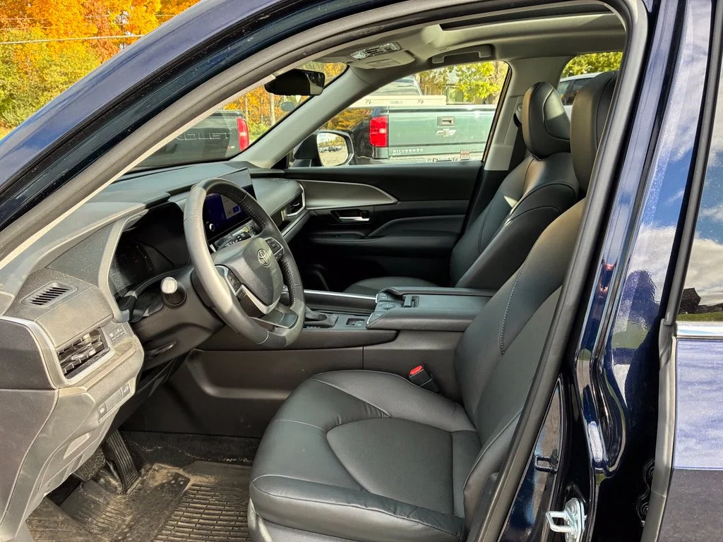 Used 2025  Toyota XLE image 10