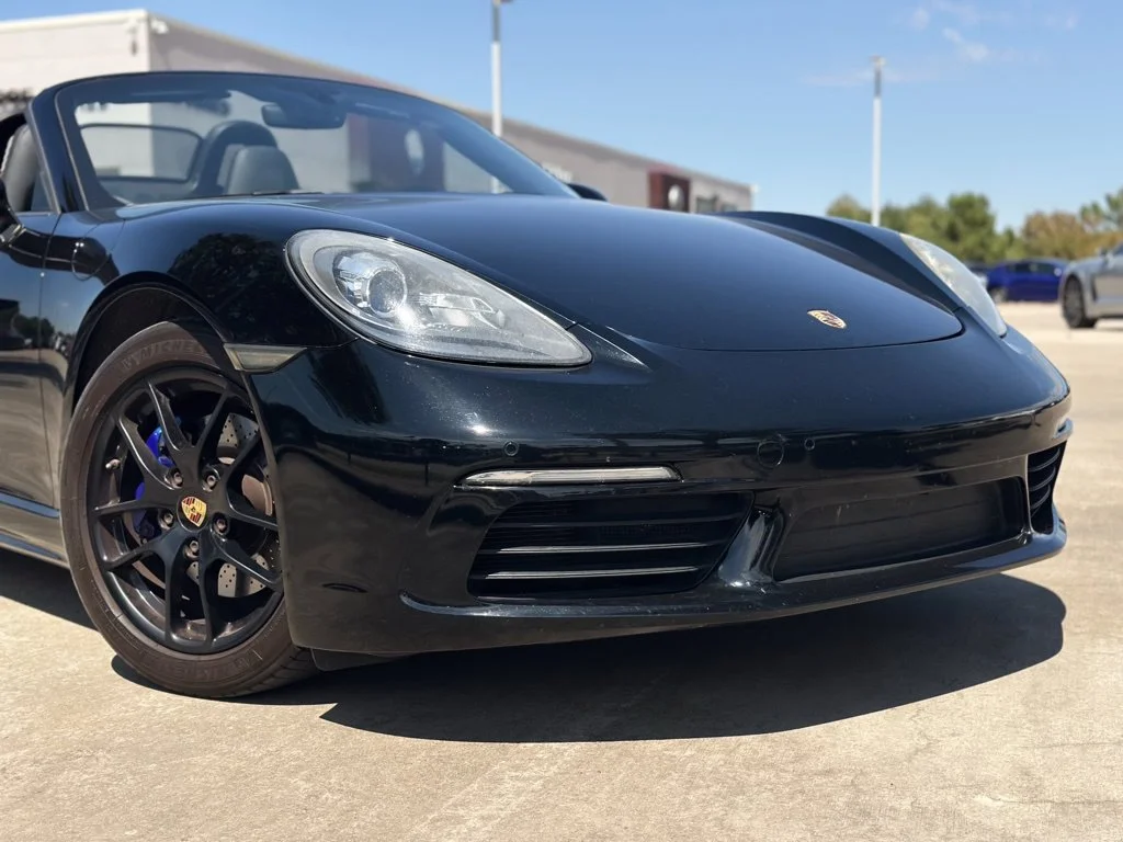 Used 2017  Porsche Base image 2