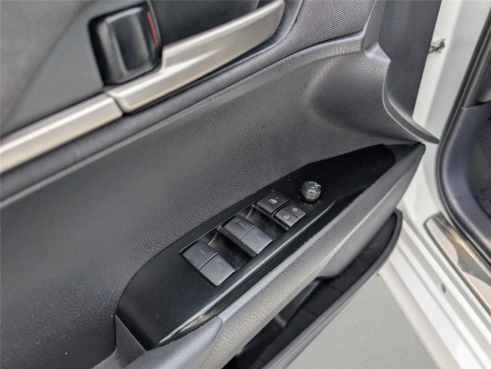 Used 2025 Ice Cap Toyota LE image 9