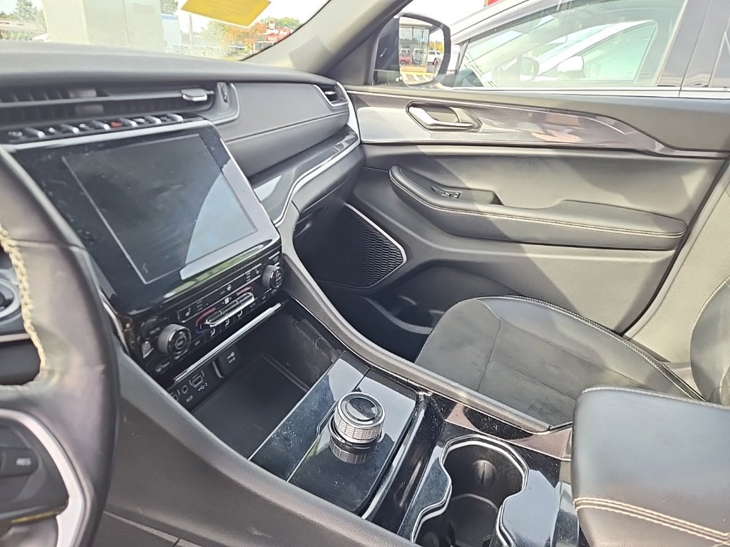 Used 2021 Black Jeep Altitude image 12