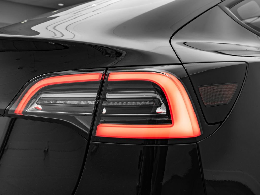 Used 2023 Black Tesla  image 9