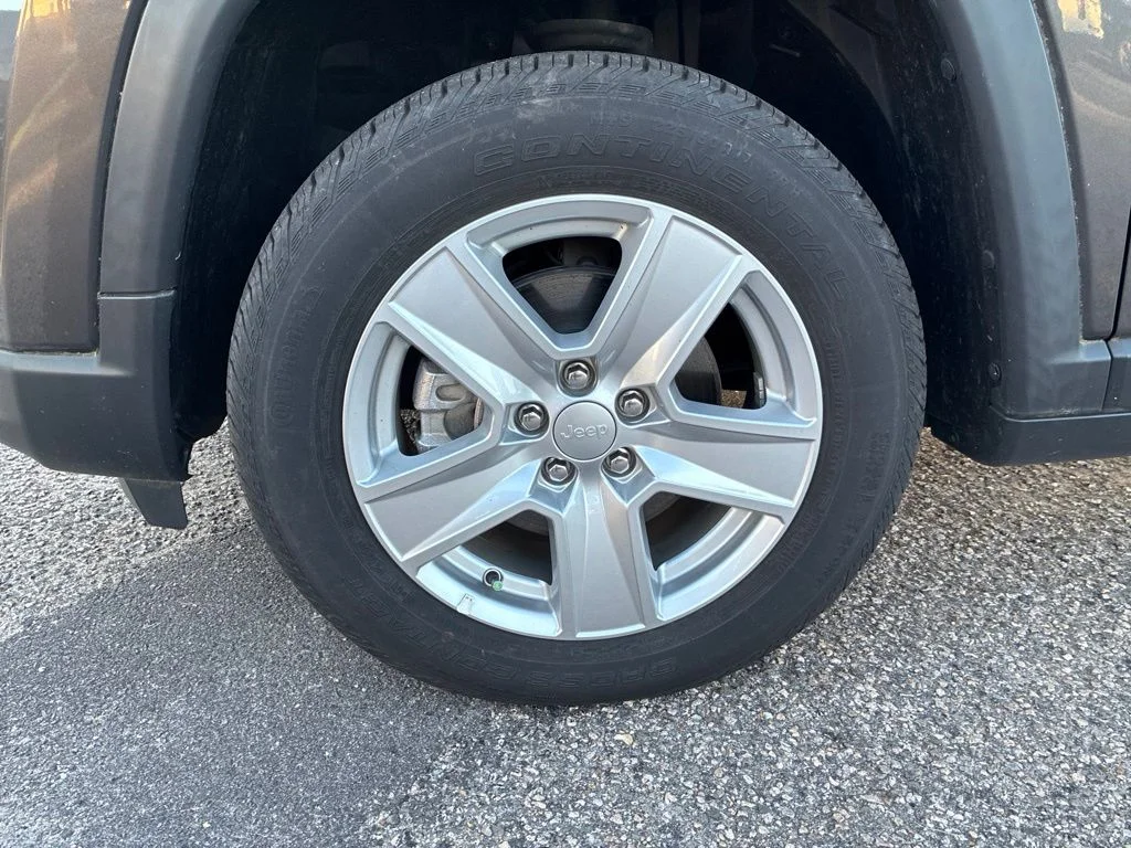Used 2022 Gray Jeep Latitude image 10