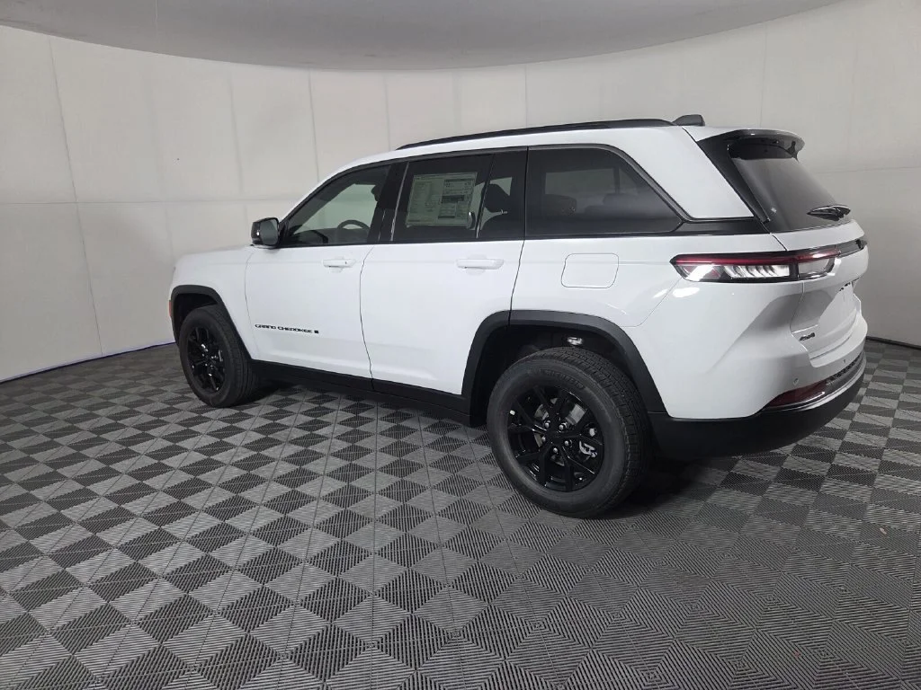 New 2026 Bright White Clear-Coat Exterior Paint Jeep Laredo Altitude image 7