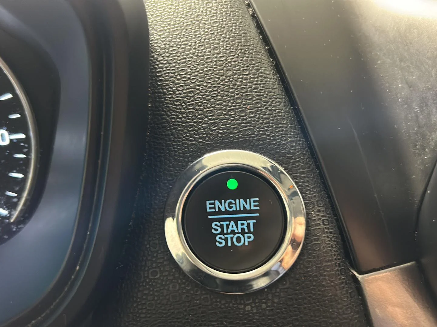 Used 2019 Shadow Black Ford SES image 9