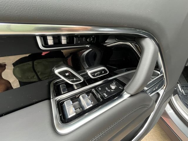 New 2026 Eiger Grey Land Rover SE image 11