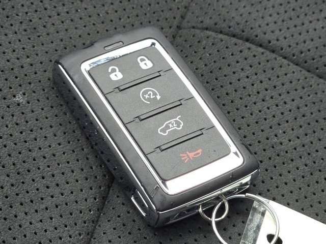 New 2026 Diamond Black Crystal Pearl-Coat Exterior Paint Jeep Laredo Altitude image 39