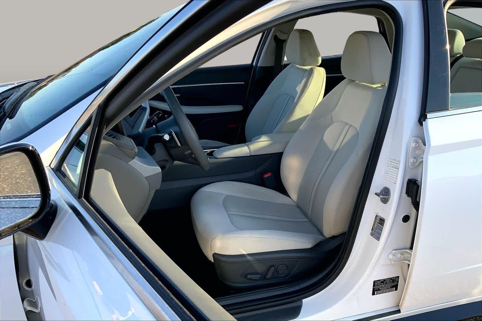 Used 2025 Serenity White Hyundai SEL image 8