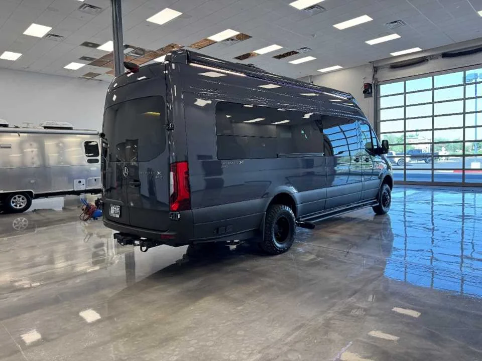 New 2027 TENORITE GREY PREMIUM METALLIC AIRSTREAM  image 2