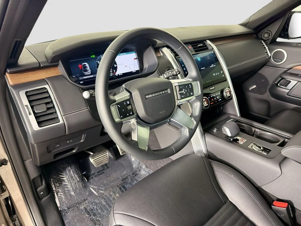 Used 2025 Lantau Bronze Metallic Land Rover Dynamic SE image 9