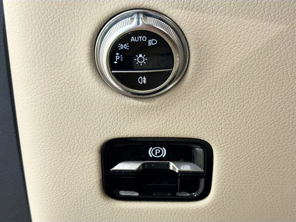 Used 2024 Silver Mercedes-Benz GLC 300 image 11