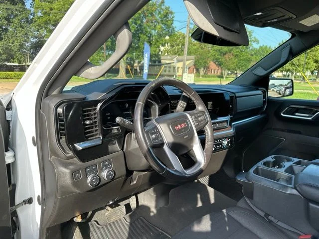 Used 2022 White GMC SLE image 18