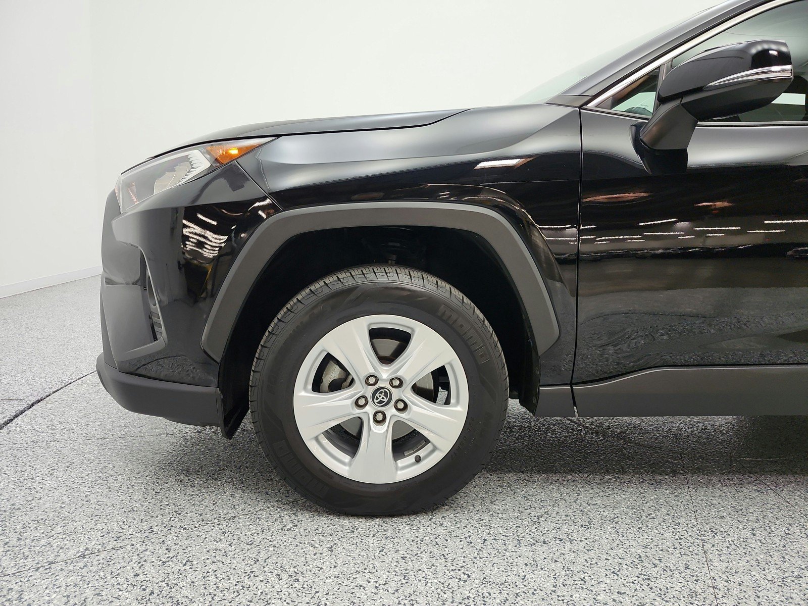 Used 2020 Midnight Black Metallic Toyota XLE FWD (Natl) image 21