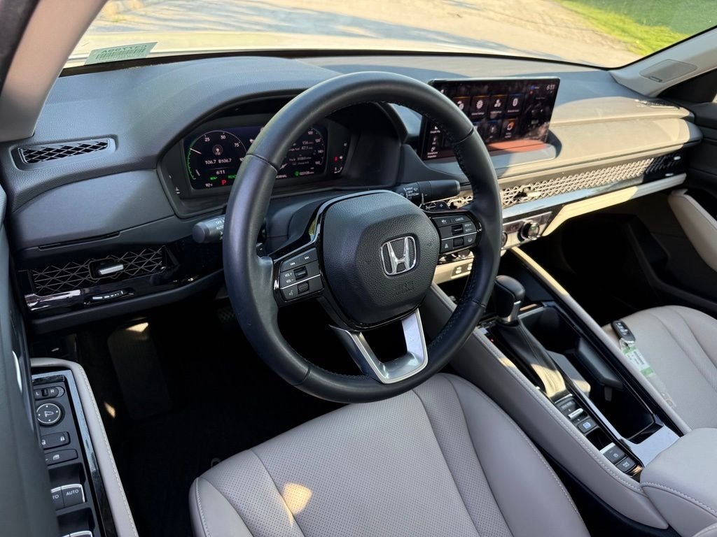 Used 2024  Honda Touring image 3