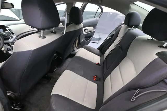 2013 Chevrolet Cruze LS - Photo 32