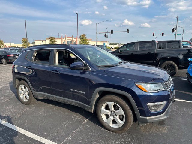 Used 2018 Blue Jeep Latitude FWD image 3