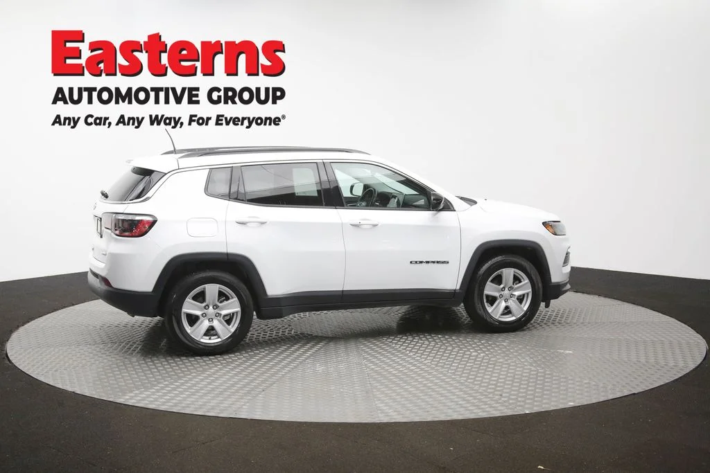 Used 2022 White Jeep Latitude image 43
