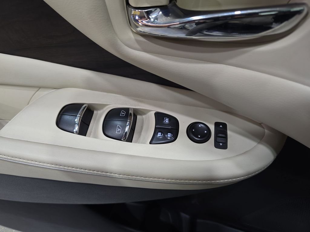 Used 2020 White Nissan Platinum image 31