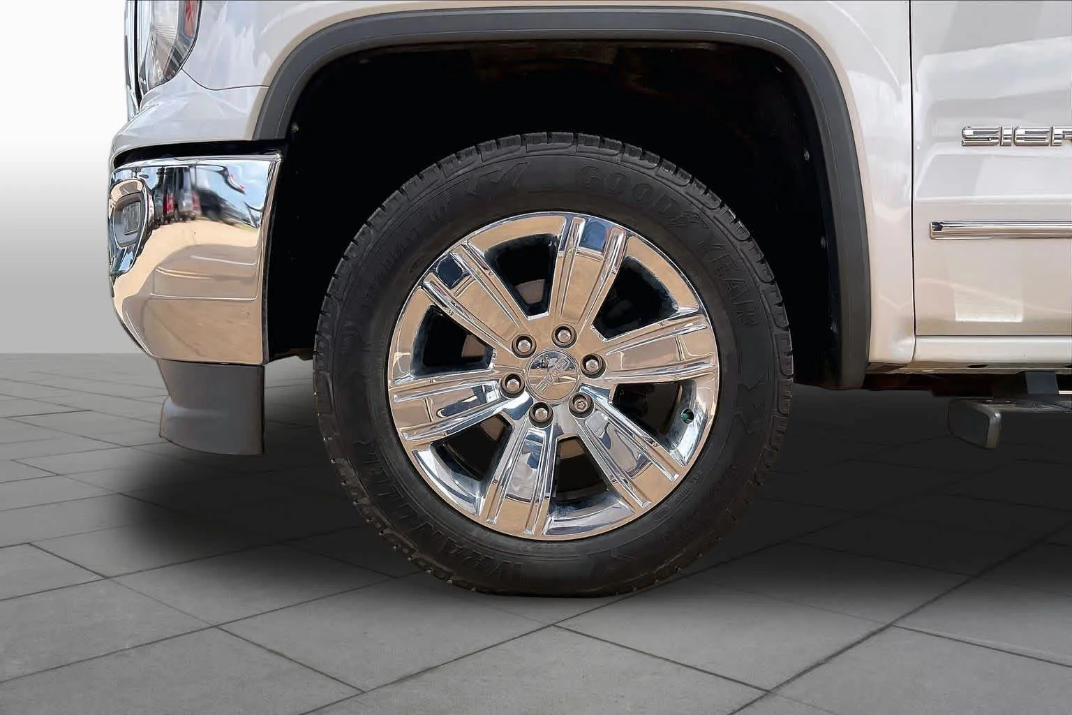 Used 2018 White Frost Tricoat GMC SLT image 11