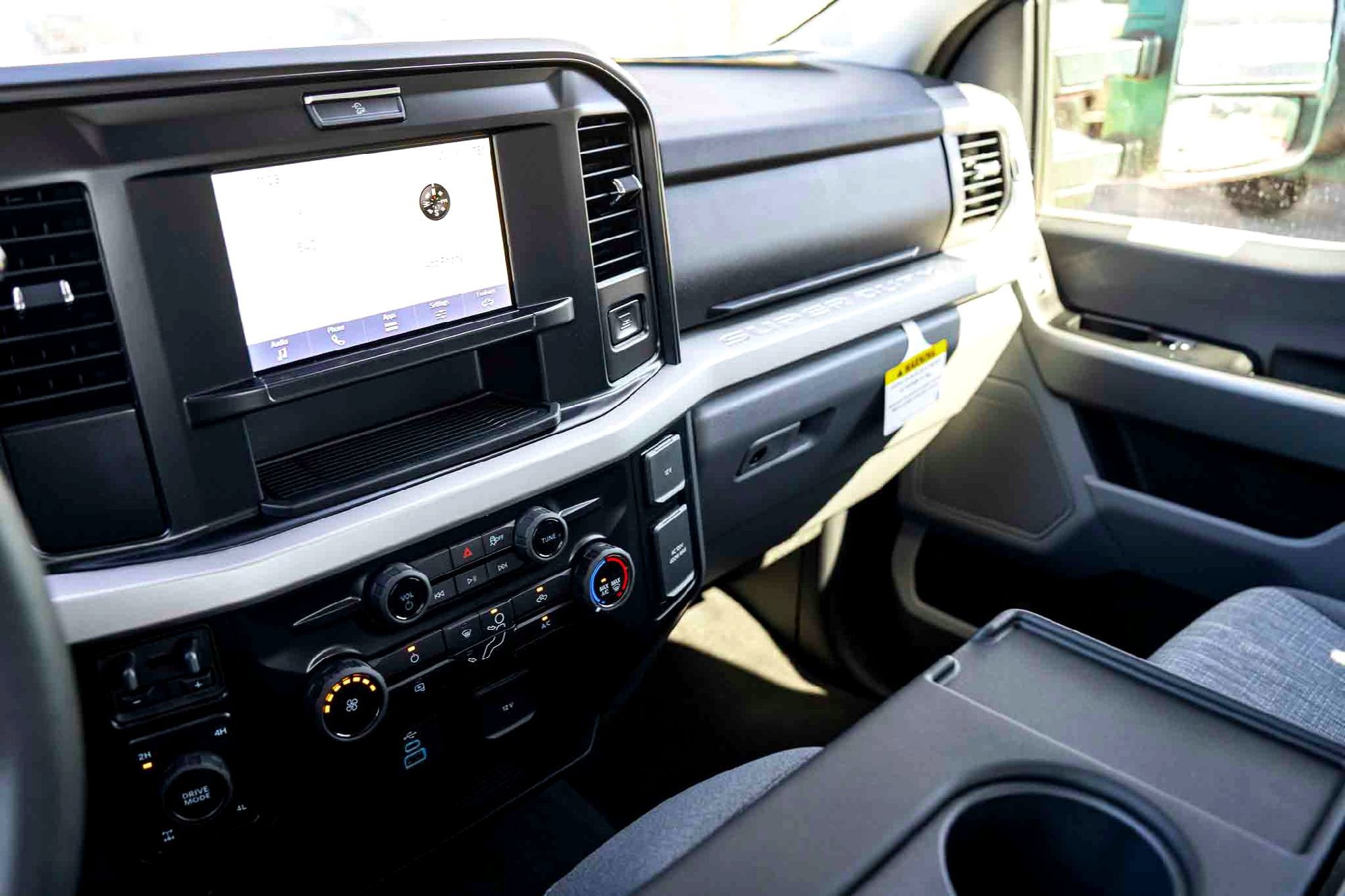 New 2026 Oxford White Ford XLT image 14