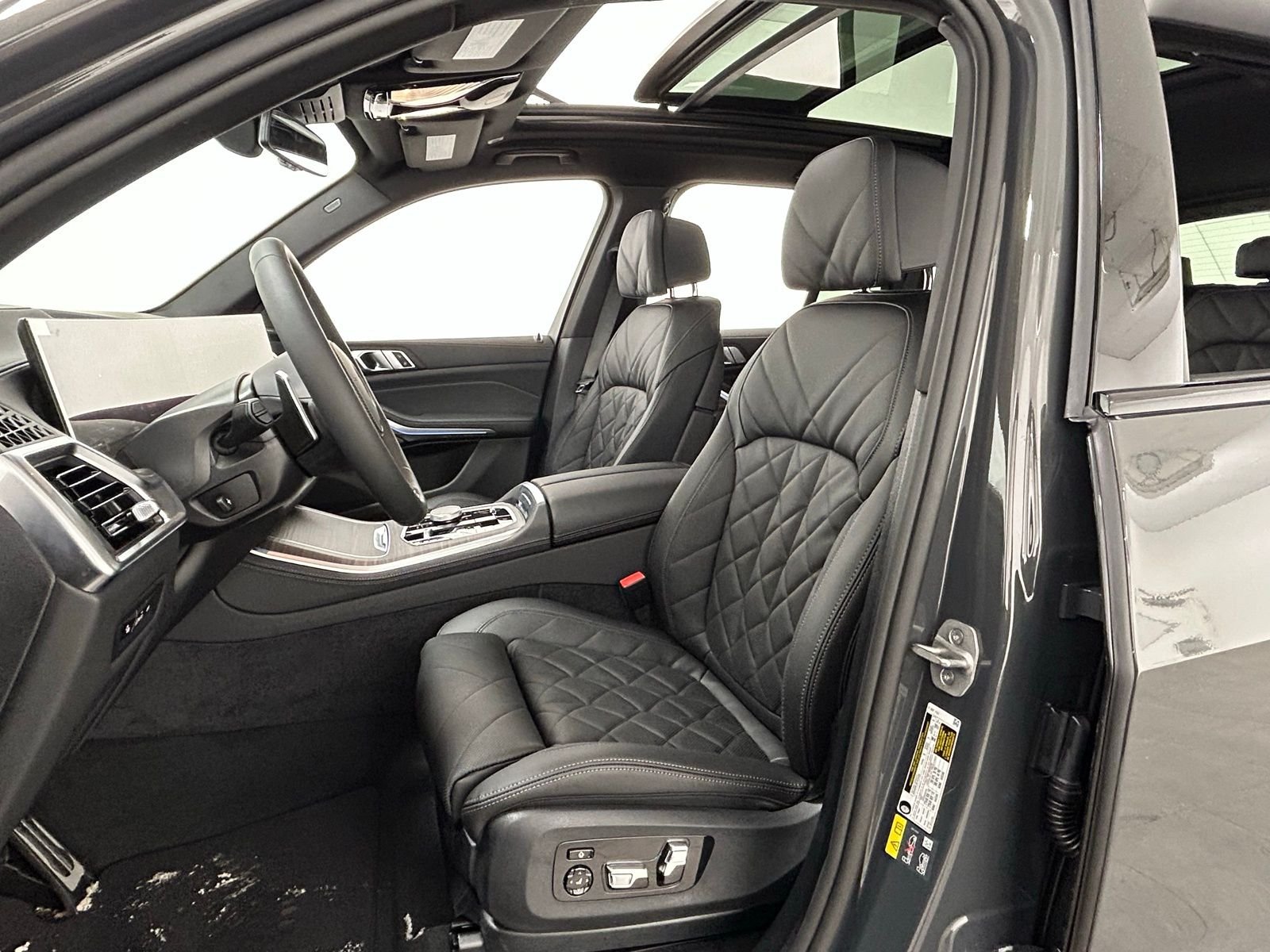 New 2026 Dravit Gray Metallic BMW xDrive50e image 28