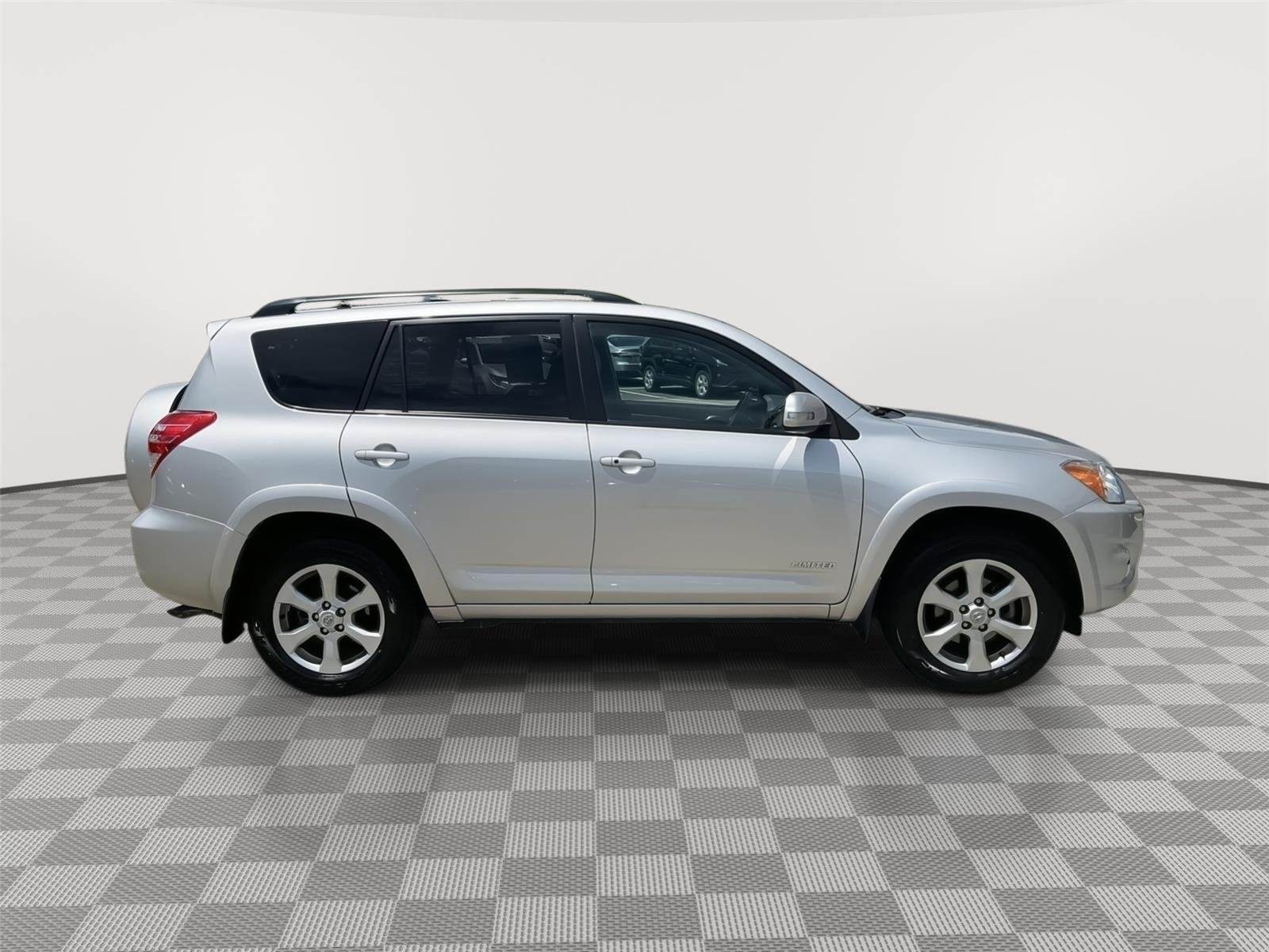 Used 2011 Classic Silver Metallic TOYOTA Limited image 25