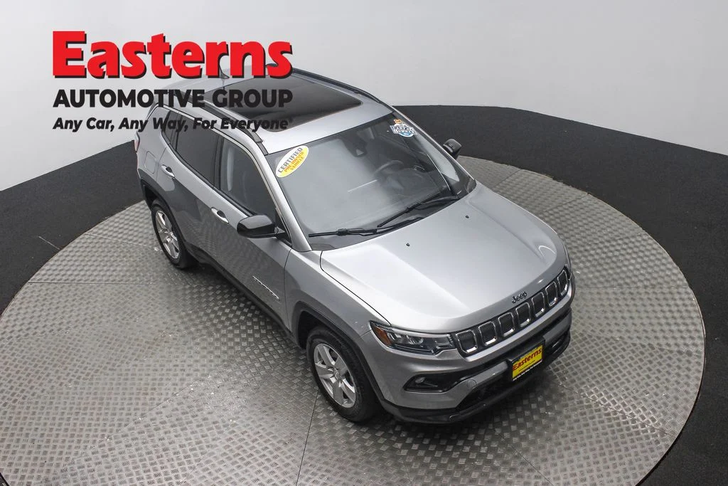 Used 2022 Silver Jeep Latitude image 3